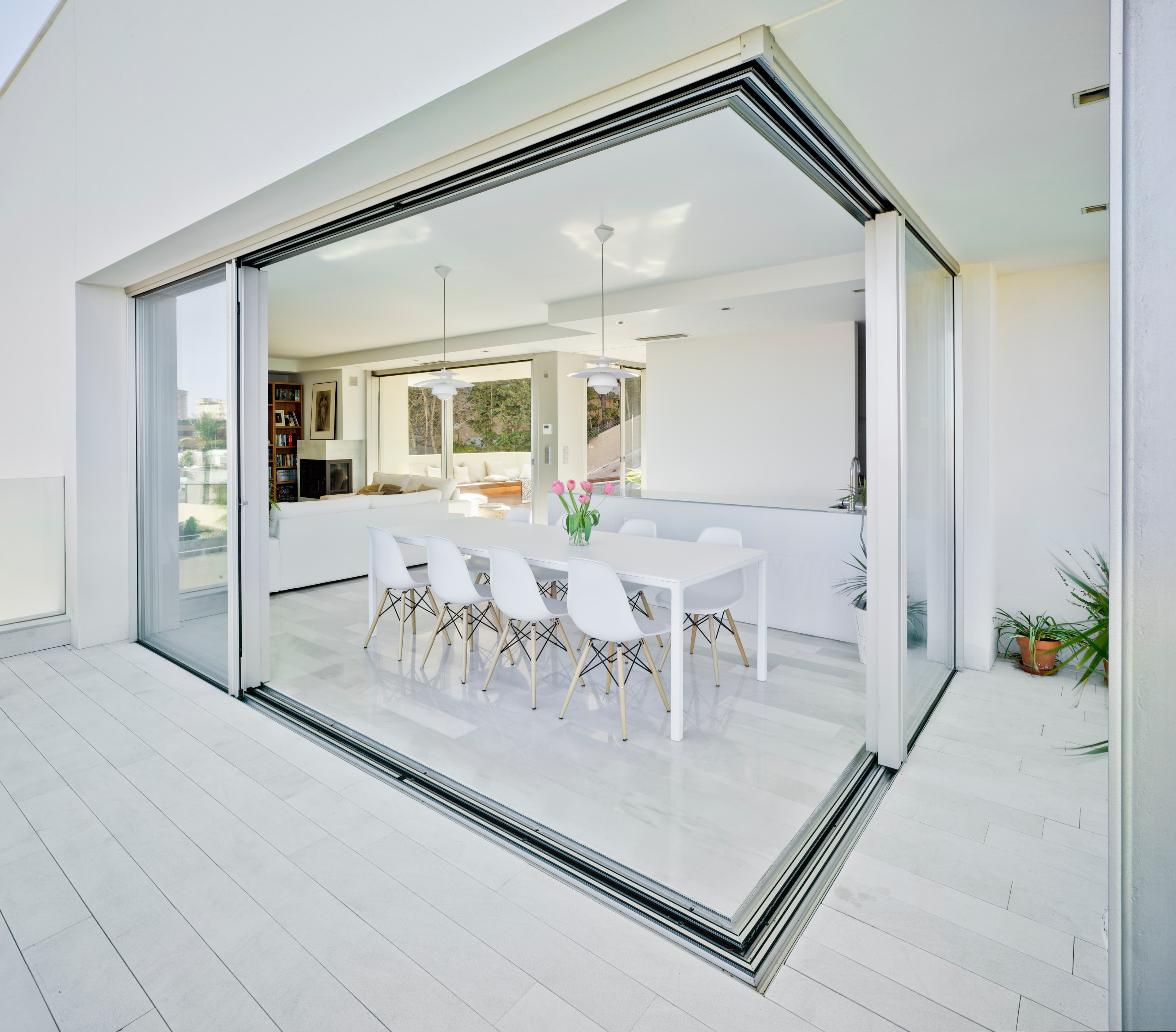 Cortizo corner sliding doors in white dining room