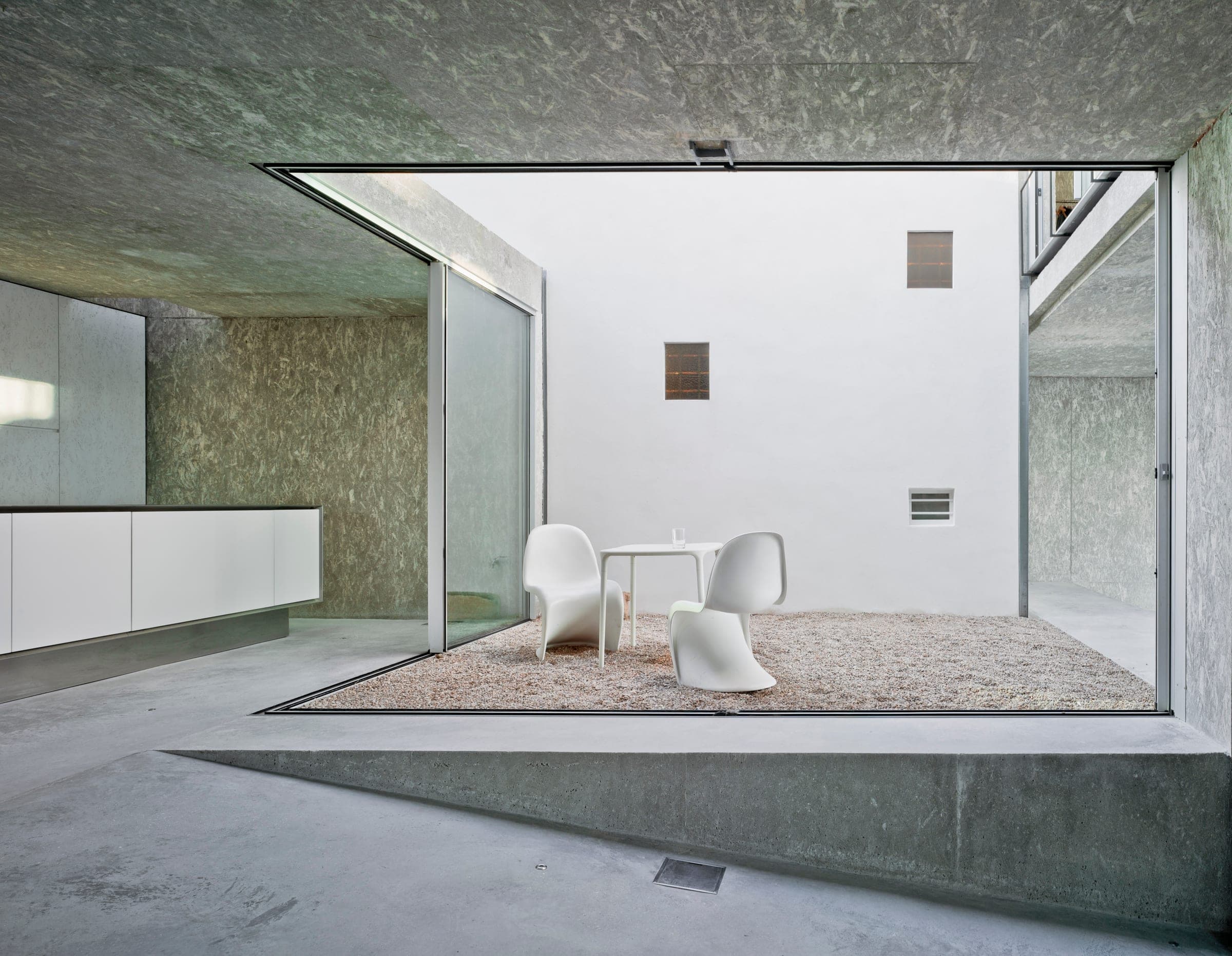 Cortizo aluminium sliding doors in a minimal courtyard installation