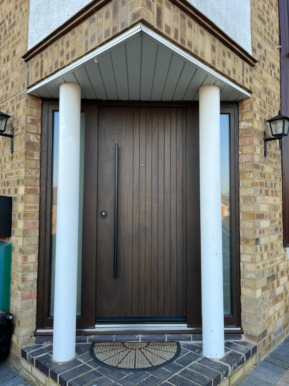 SteelR walnut door ribbed columns